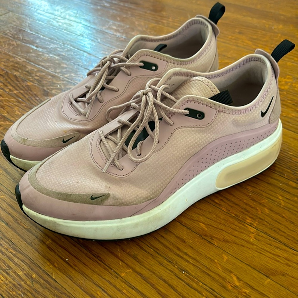Nike Air Max. Size 9 1/2.
